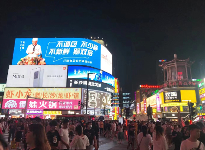 人流聚集的商業(yè)街，如何通過標(biāo)識導(dǎo)視系統(tǒng)設(shè)計實現(xiàn)有序指引？