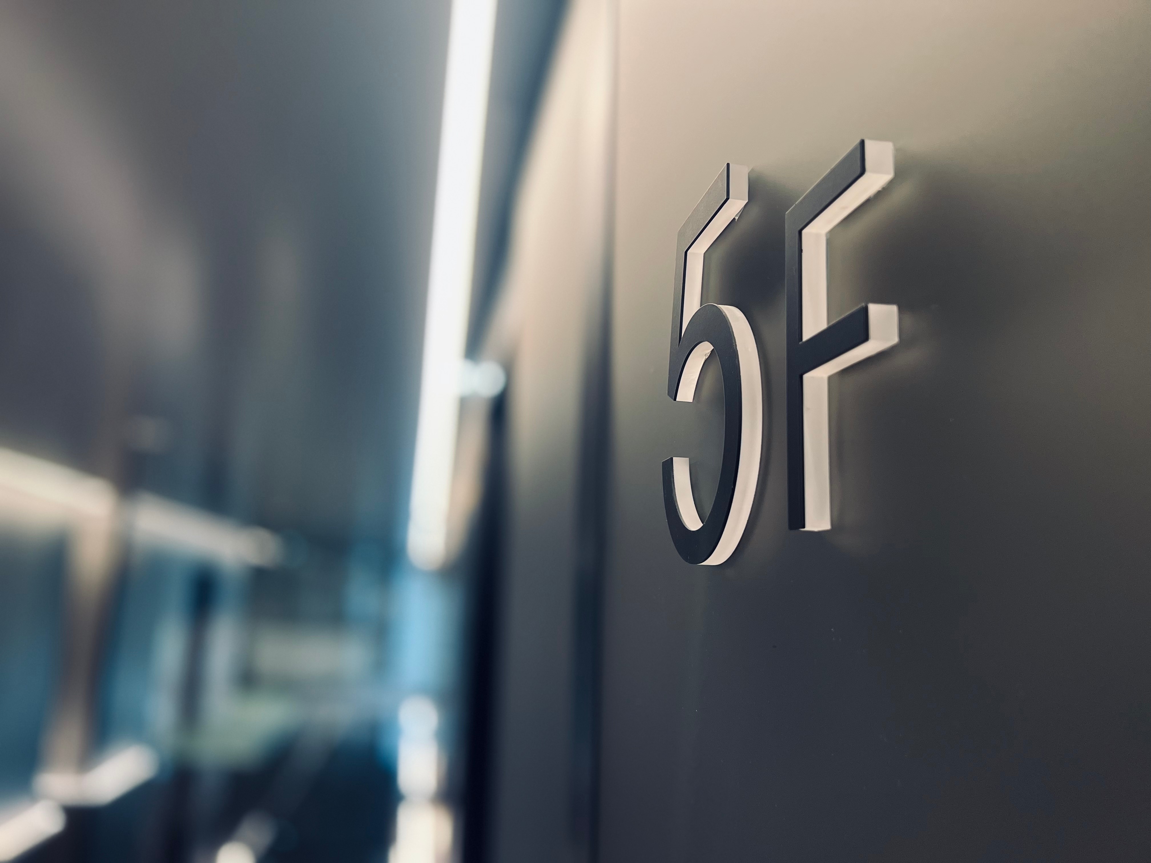 「創(chuàng)益科技大廈」 商業(yè)綜合體如何借助簡約標(biāo)識設(shè)計彰顯低調(diào)美學(xué)？