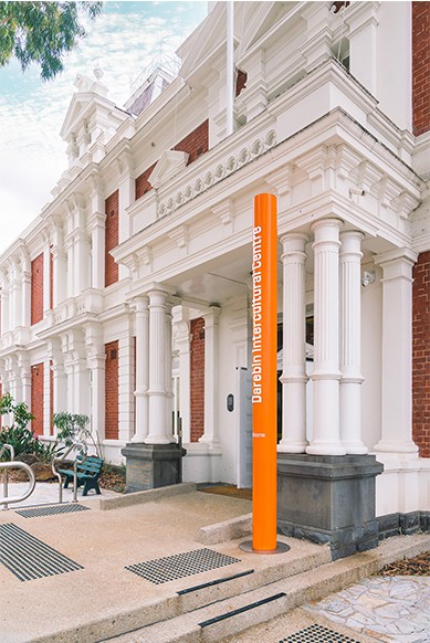 “色彩與理念的交響：戴瑞賓跨文化中心導(dǎo)視牌設(shè)計賞析”