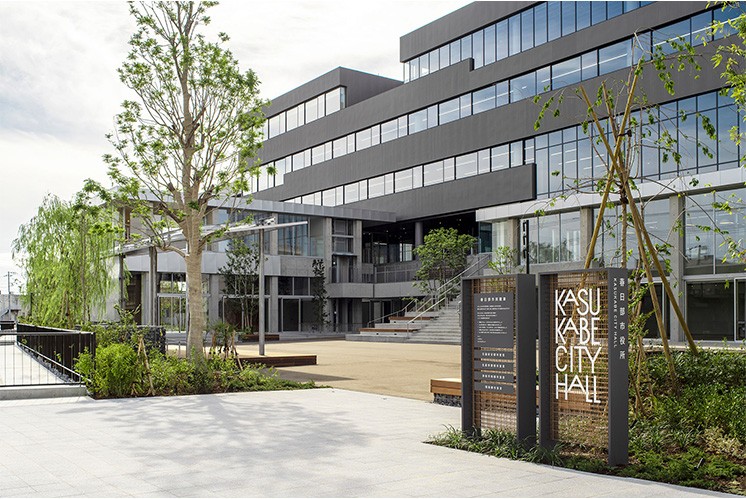 市政廳標(biāo)識設(shè)計：紫藤與網(wǎng)狀面板的創(chuàng)新融合