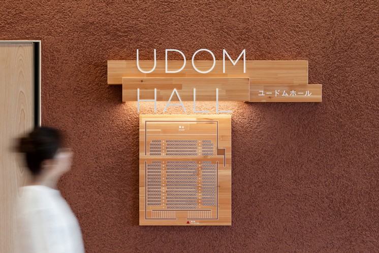 交錯結(jié)構(gòu)：木質(zhì)標(biāo)識的厚重美學(xué)