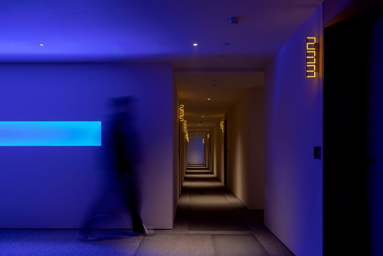 光影織就的標(biāo)識詩章 ——WNDR光影藝術(shù)酒店標(biāo)識設(shè)計賞析